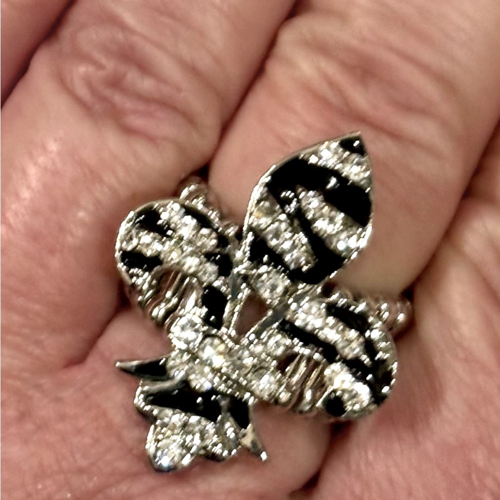Fleur de lis black & silver crystal stretch ring with tiger stripe design. NWT